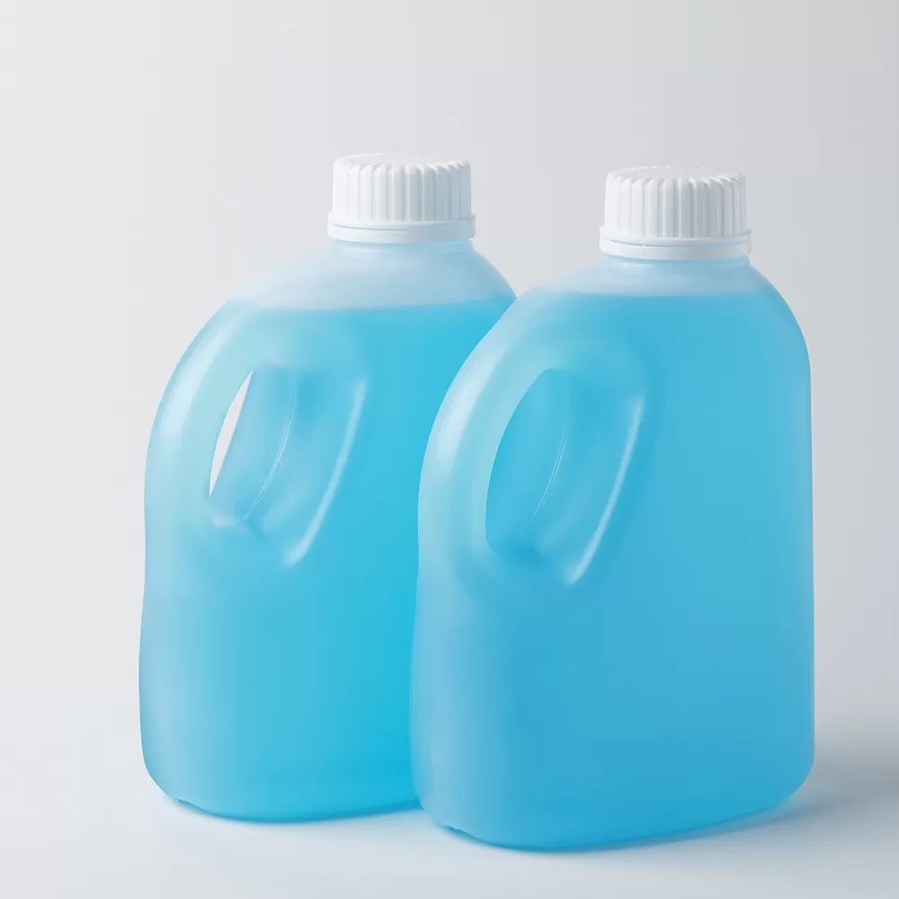 Taniche di liquido pesticida